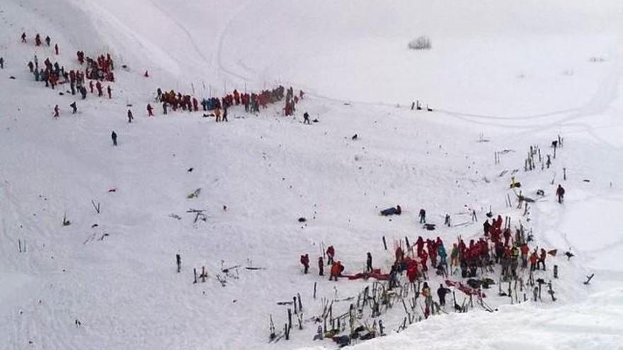 Una decena de escolares franceses, atrapados por una avalancha en los Alpes