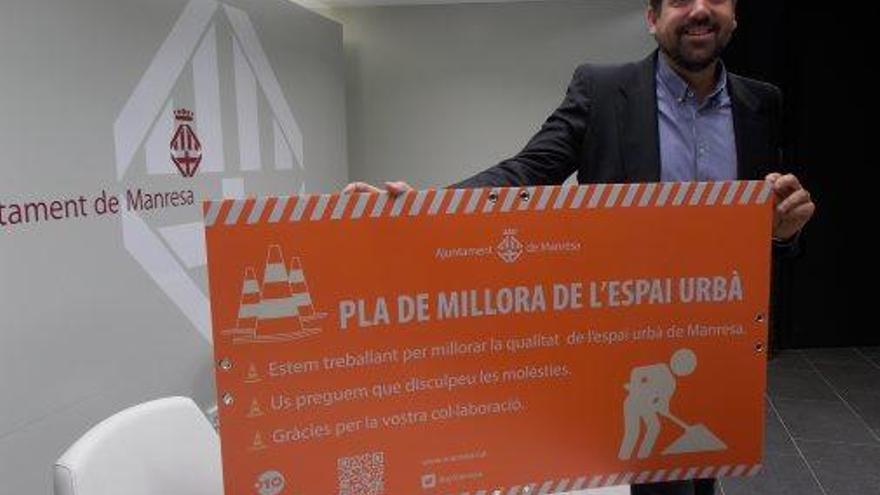 El regidor Serracanta amb la senyalització per al pla de millora urbana