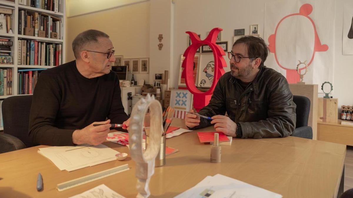 Dani Nebot y Miguel Arraiz junto a los prototipos de correfoc que llevarán al festival The Burning Man