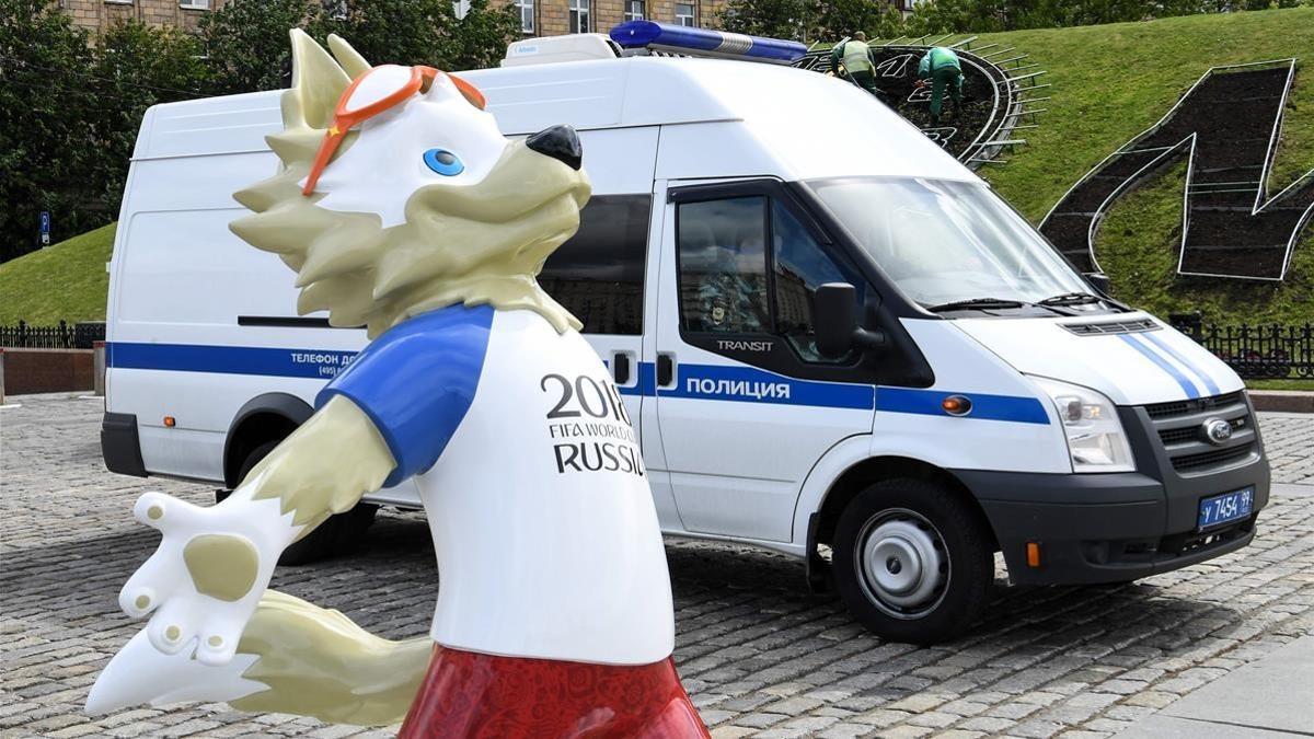 Zabivaka, la mascota del Mundial, junto a un furgón policial en Moscú.