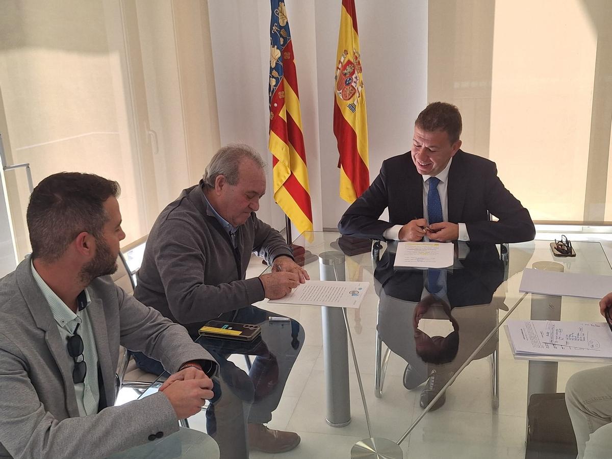 El director de la Evha, Ernesto Fernández, y el alcalde del Puig, Vicent Porta, firman la cesión de parcelas para construir viviendas sociales.