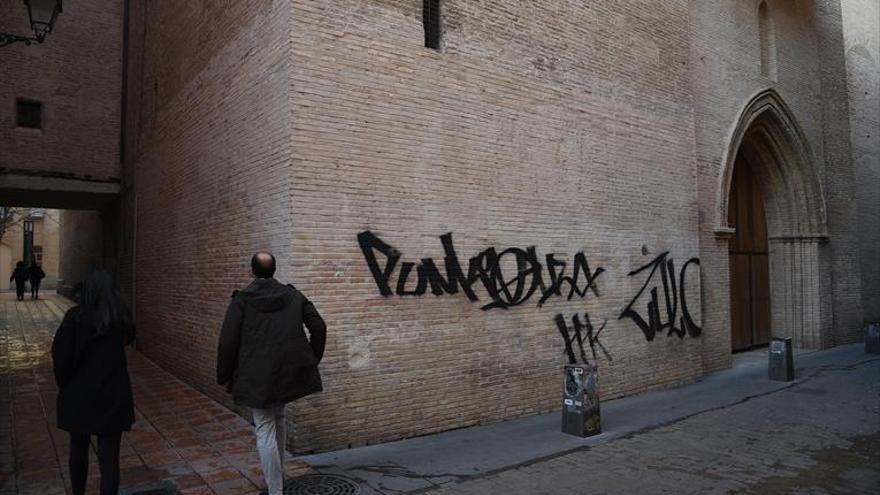 Nuevas pintadas en la iglesia de la Magdalena