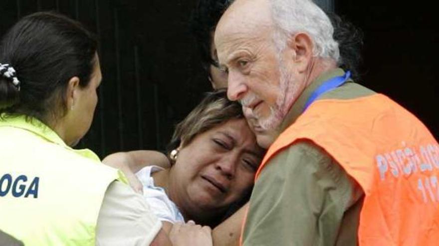 Varios psicólogos consuelan a familiares de una estudiante mexicana fallecida.