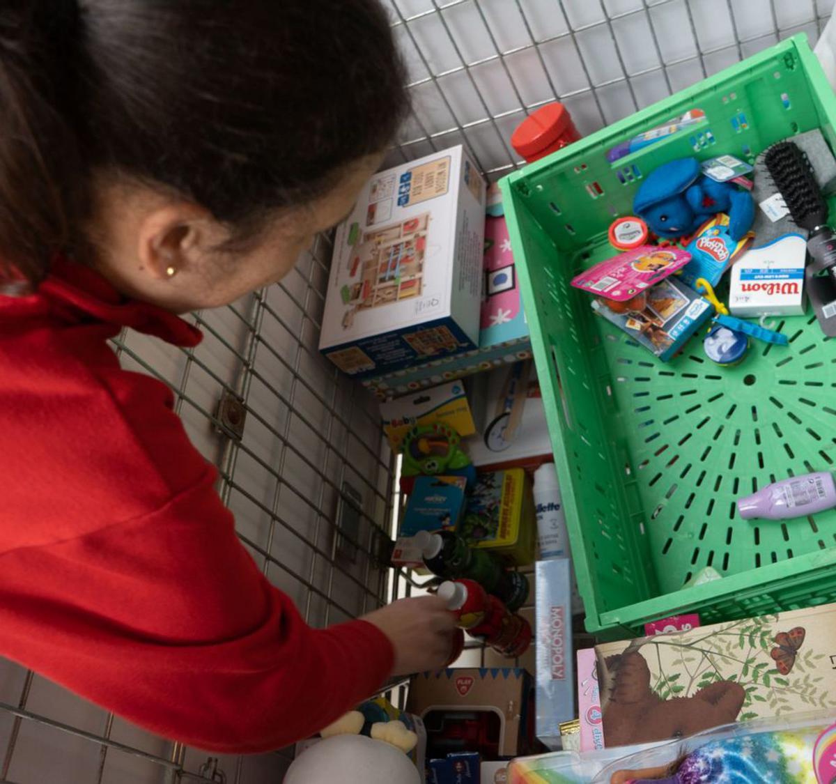 Una voluntaria dejando productos donados. | Jose Luis Fernández