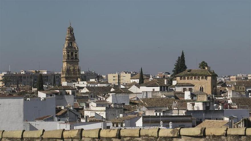 Cielo despejado sobre el casco histórico de Córdoba.