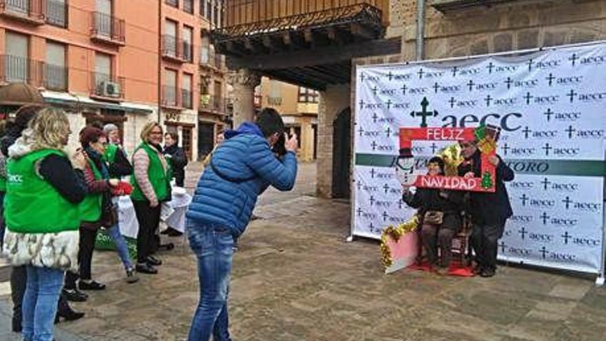 Varias personas posan en el &quot;photocall&quot; de la AECC.