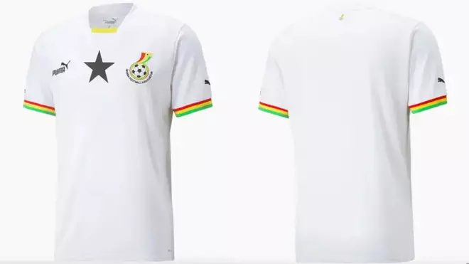 Ghana (local): La selección africana, con Iñaki Williams de gran referente, aplica el blanco en su camiseta principal con la bandera nacional en la manga