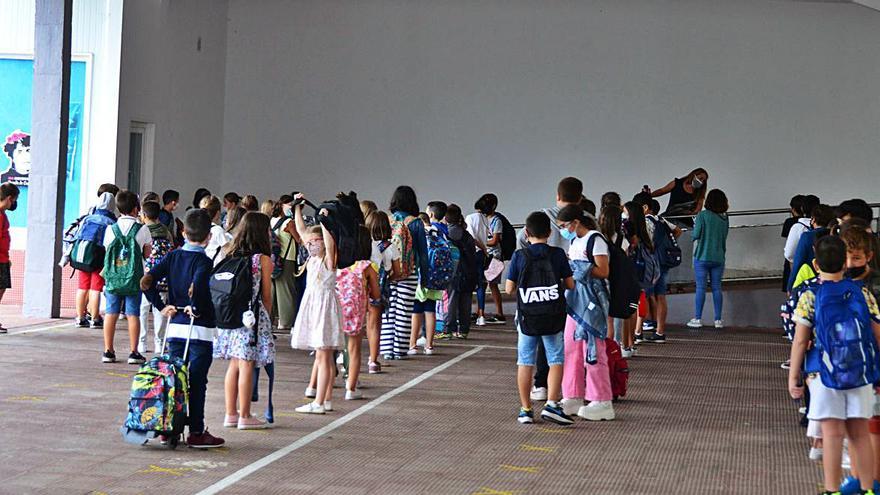 Salida escalonada y por filas de los alumnos ayer en el colegio de Reibón.   | //  GONZALO NÚÑEZ. 