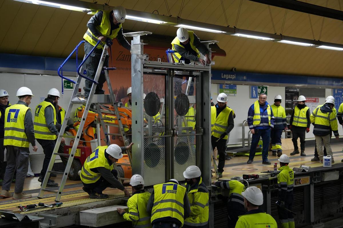 Trabajs de colocación de puertas automáticas en la Línea 6.