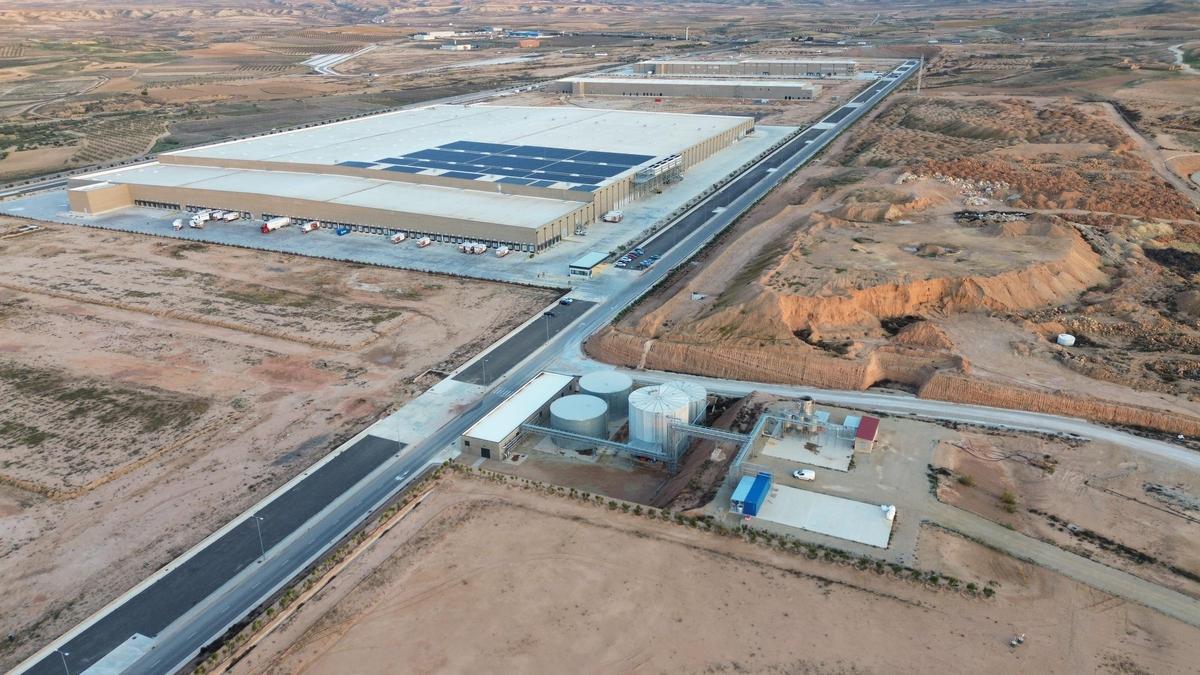 Sobre el gran almacén logístico se ha colocado una instalación fotovoltaica de autoconsumo.