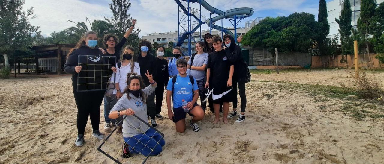 Alumnos de los institutos participantes en la actividad posan en la playa con sus hallazgos y sus anotaciones. | SALVEM SA BADIA