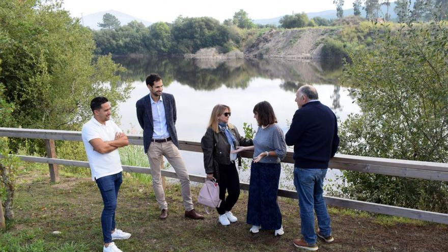 María Jesús Lorenzana con ediles de Valga, ayer. | // FDV