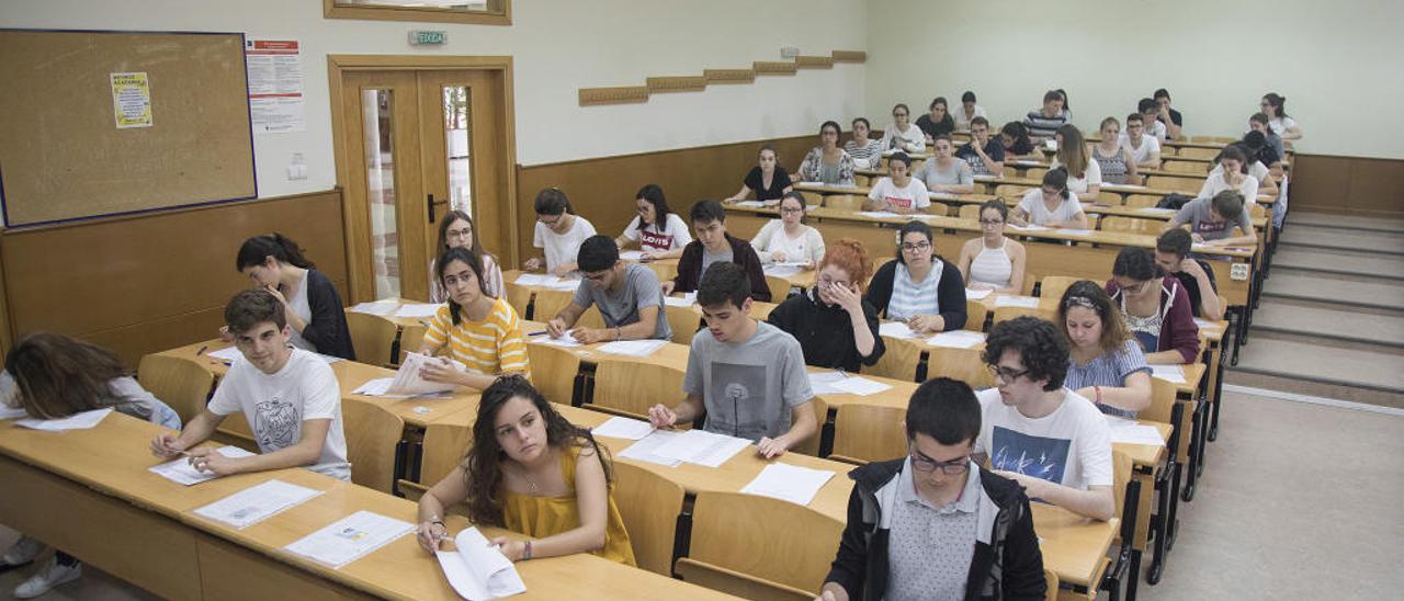 Alumnado realizando las pruebas de acceso a la universidad en la Jaume I.