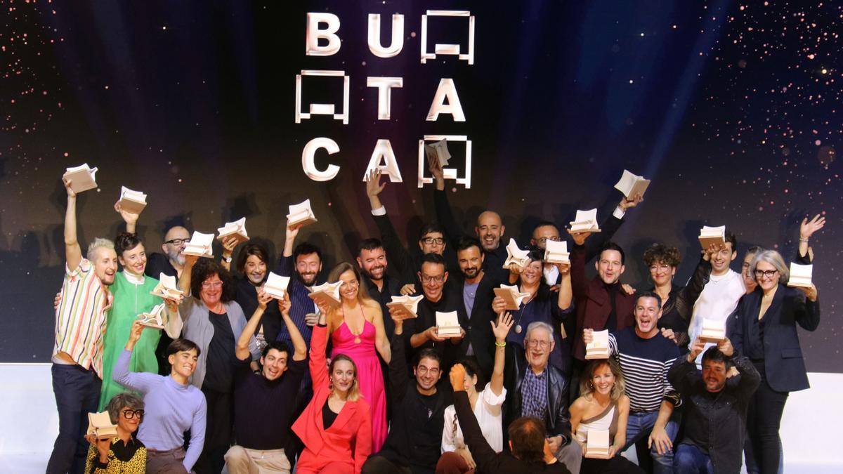 Tots els premiats als Premis Butaca, sobre l'escenari amb el guardó a la mà