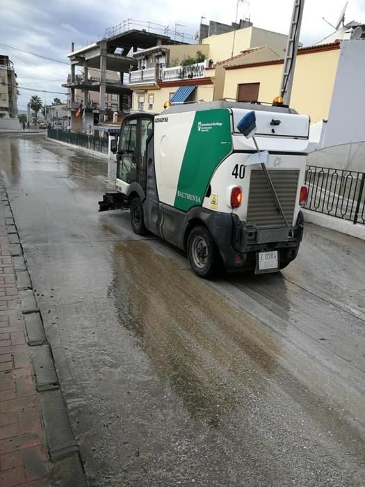 Una tromba de agua esta madrugada ha provocado desperfectos en algunas zonas costeras de la comarca de la Axarquía, con arroyos desbordados y caminos cortados