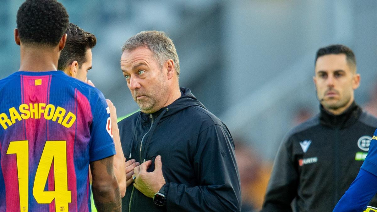 Hansi Flick habla con el árbitro Alejandro Quintero a raíz de sus protestas en el Barça Mallorca.