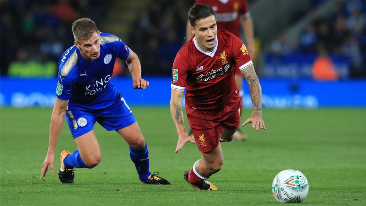 Philippe Coutinho (derecha) y Marc Albrighton en el partido de la League Cup entre Leicester City y Liverpool en el King Power Stadium de Leicester