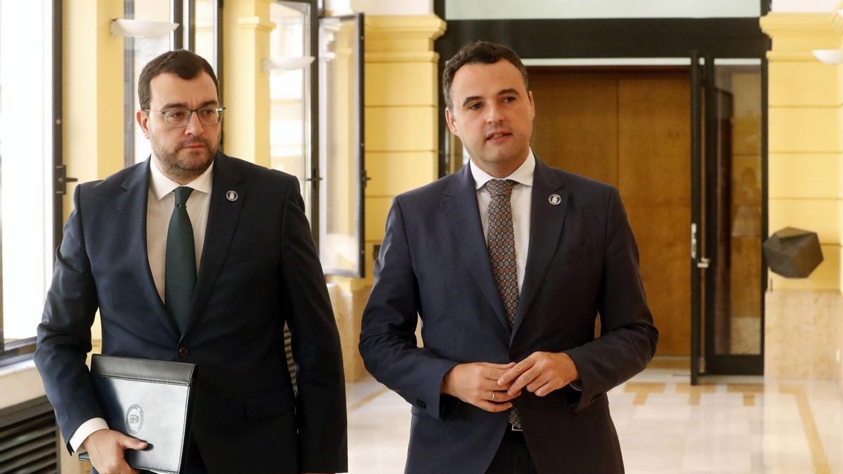 Adrián Barbón y Guillermo Peláez, consejero de Hacienda.