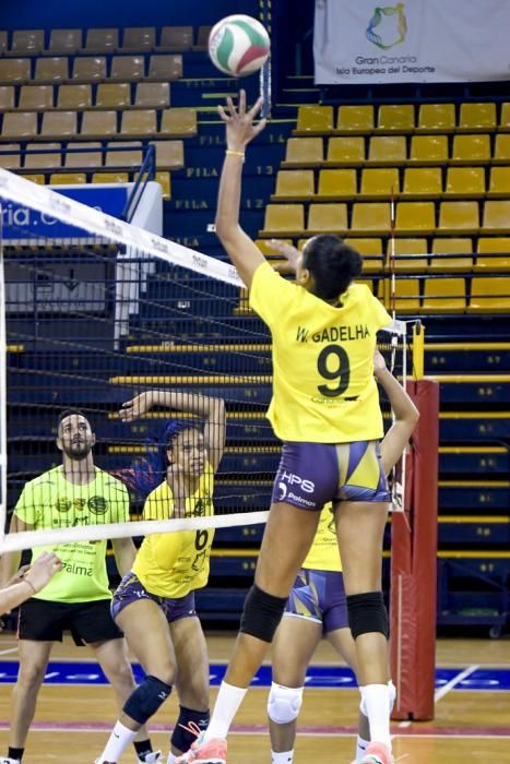 25-02-20 DEPORTES. CENTRO INSULAR DE LOS DEPORTES. LAS PALMAS DE GRAN CANARIA. Entrenamiento y foto de grupo del equipo femenino de volleyball IBSA 7 Palmas.    Fotos: Juan Castro.  | 25/02/2020 | Fotógrafo: Juan Carlos Castro