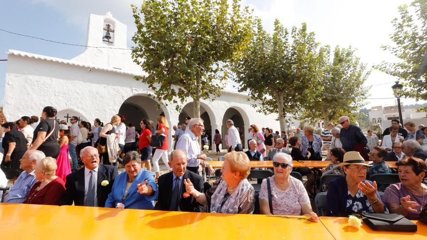 Celebraciones en Ibiza: Fiesta de mayores con claveles y ‘orelletes’ en Sant Carles