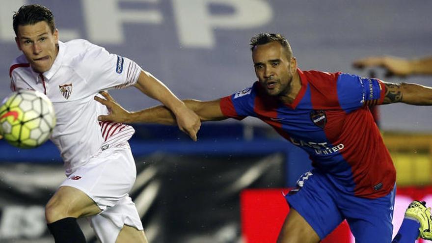 Gameiro (i), disputa un balón con Juanfran, durante el Levante-Sevilla.