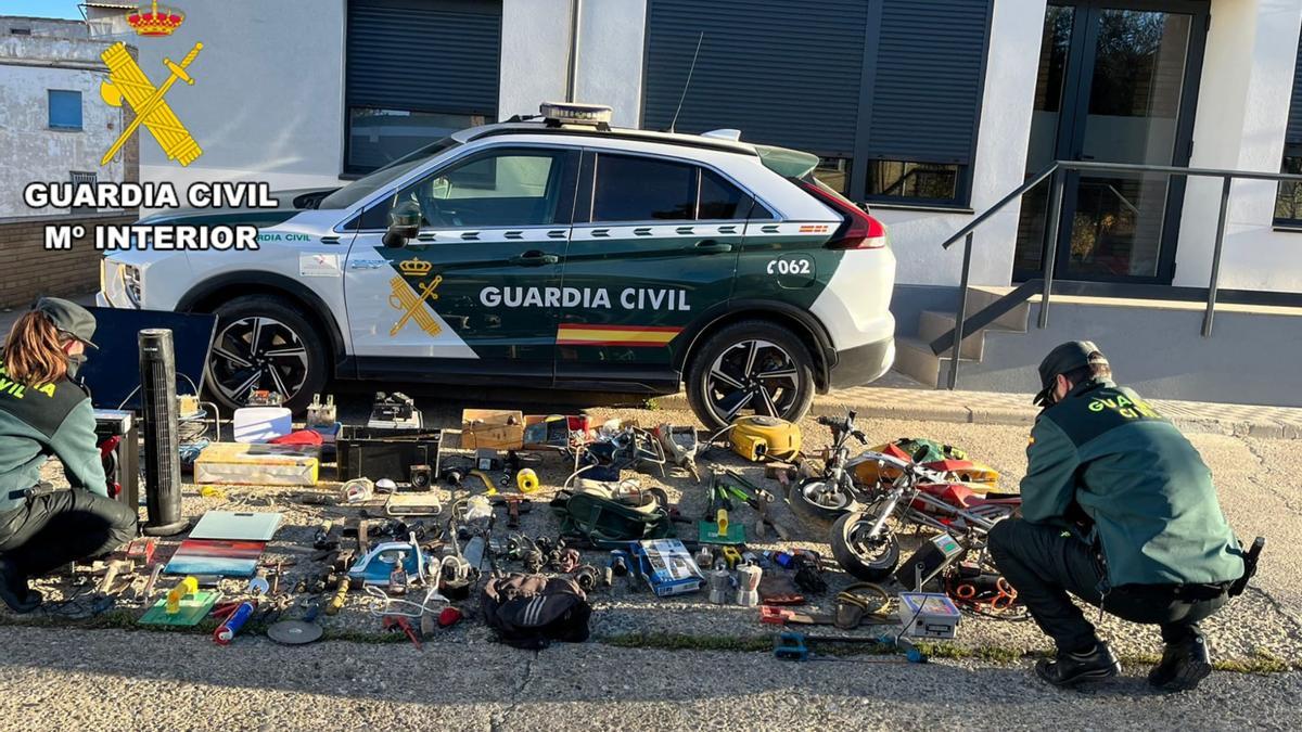 Los objetos recuperados tras la detección de los dos hombres en Binéfar.