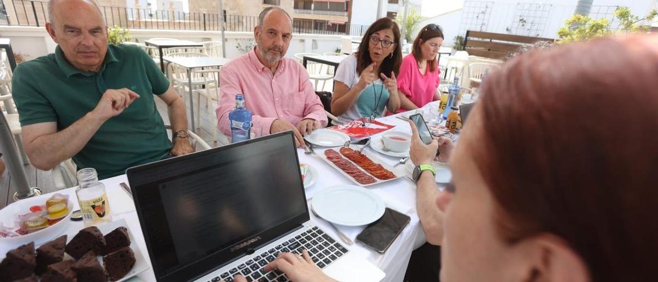 Un instante del desayuno celebrado este martes en el ático de un hotel de Alicante