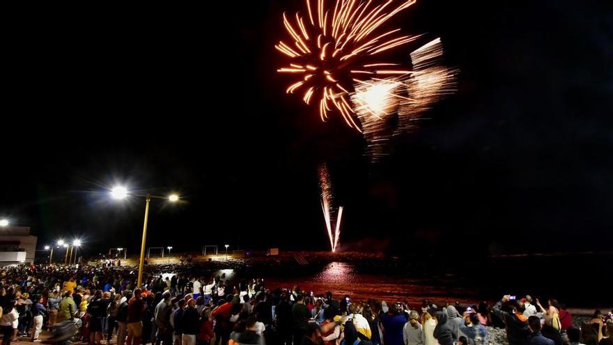 Miles de personas celebran la noche de San Juan en Pozo Izquierdo con música, humor y fuegos acuáticos