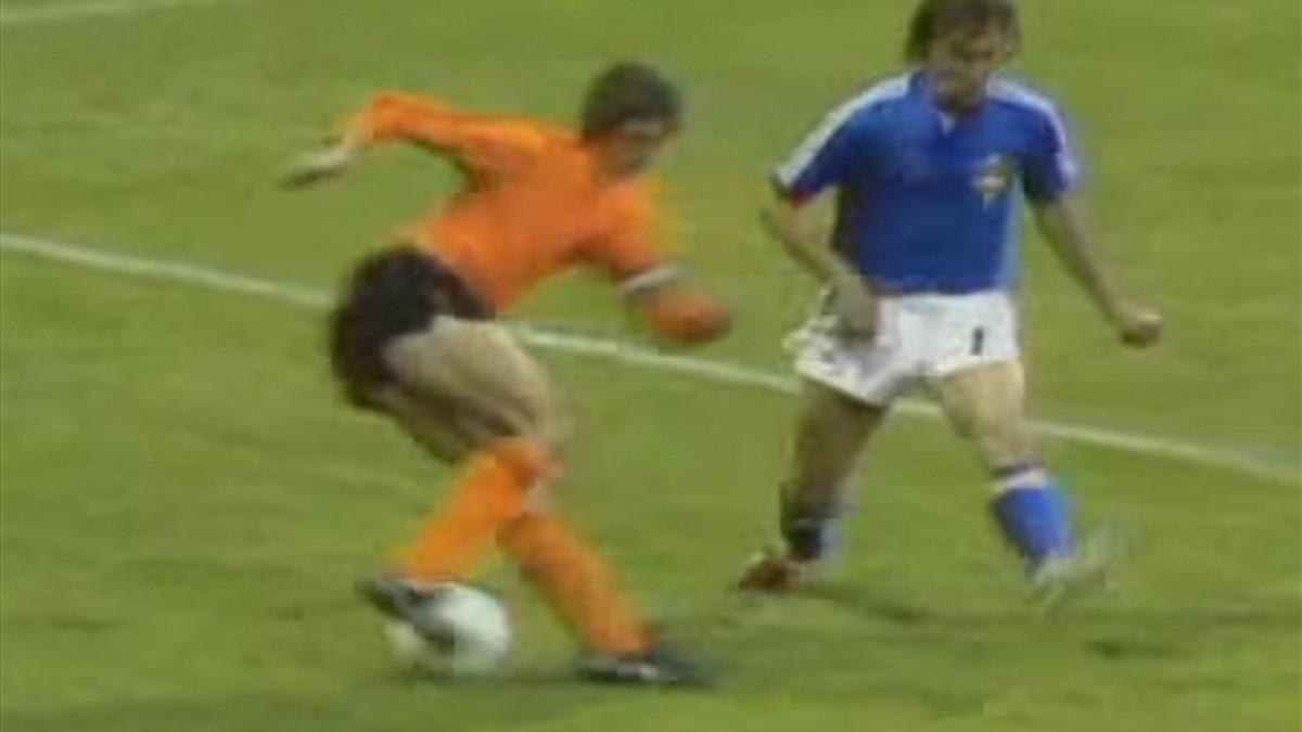 El legendario regate de Johan Cruyff al sueco Jan Olsson en el Mundial de 1974.