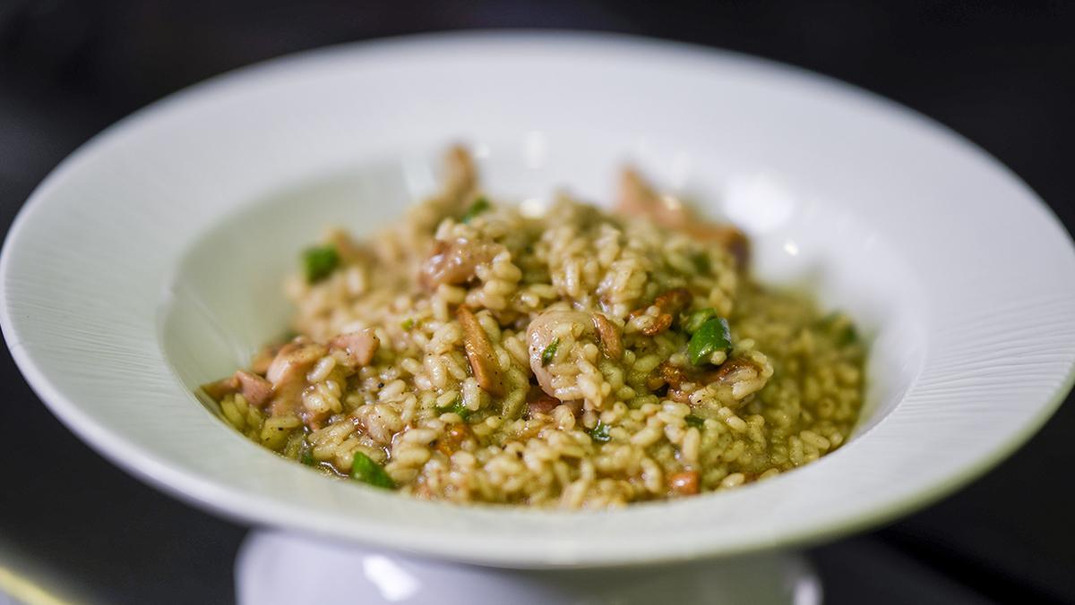 El chef del restaurante Dos Torres, Carlos Cases, explica cómo hace la receta de su vida: un arroz caldoso de pollo, conejo, espárragos trigueros y trufa .