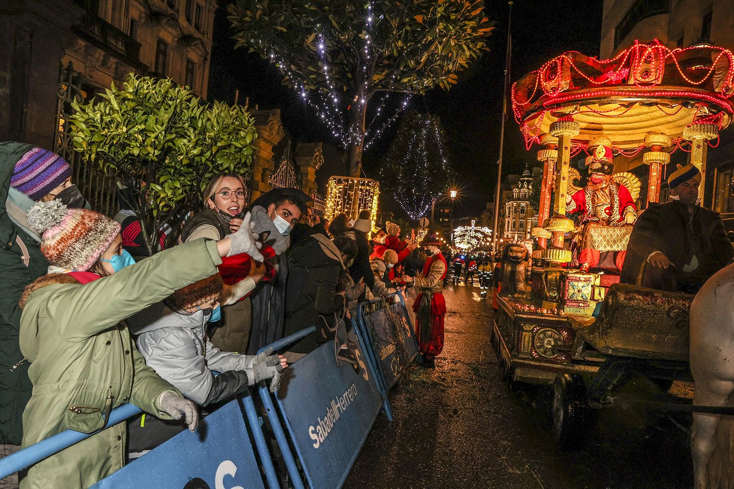 En imágenes: La cabalgata de los Reyes Magos en Oviedo