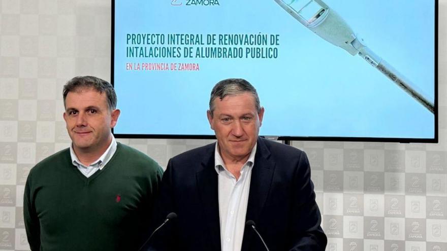 El diputado Ramiro Silva y el presidente, Javier Faúndez, presentan el proyecto DUS 5000. | J. L. F. (Archivo)