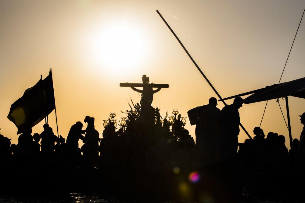 El Cristo del Palmar surca las aguas de l'Albufera