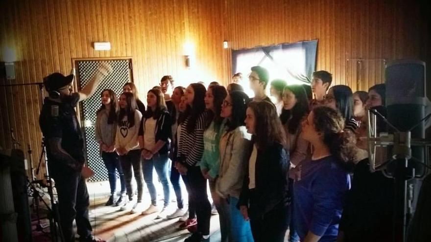 El cantante de Aphonic, Chechu, con parte del coro de estudiantes de As Quendas. // IES As Quendas