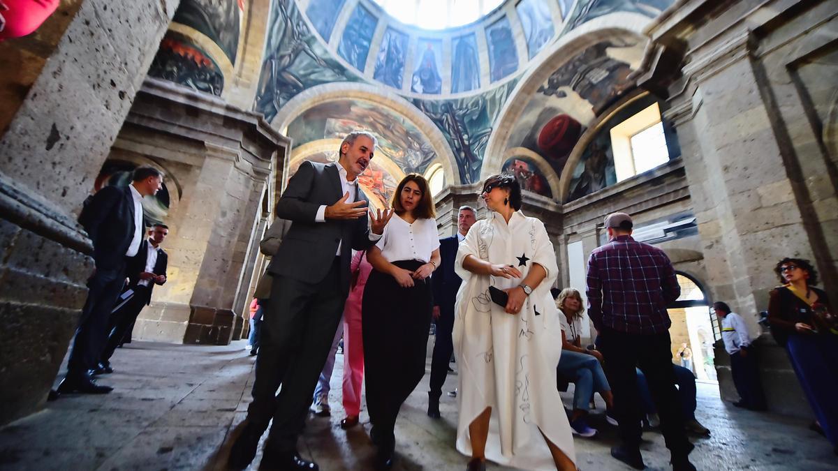 Jaume Collboni, Anna Guitart y Susana Chávez, directora del Museo Cabañas, bajo la cúpula de José Clemente Orozco, en el museo mexicano