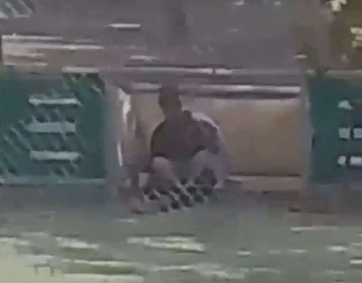 Juan Daniel S. M., junto a la víctima, en una pista de fútbol en Pastriz (Zaragoza) cuando tuvieron lugar los hechos.