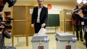 El líder del partido Libertad y Democracia Directa checo, Tomio Okamura, deposita su voto en la urna, durante las elecciones parlamentarias, en Praga, República Checa.