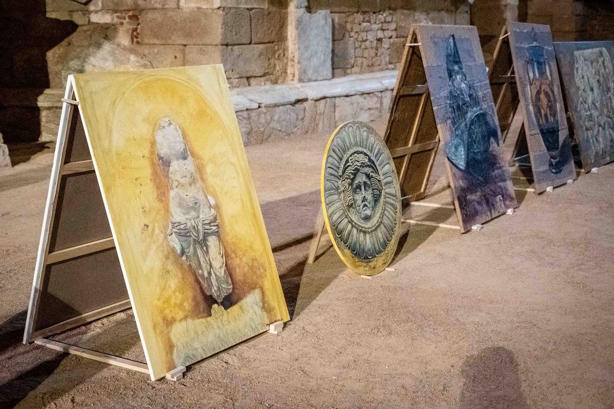 Exposición artística en el Teatro Romano, ayer por la noche.