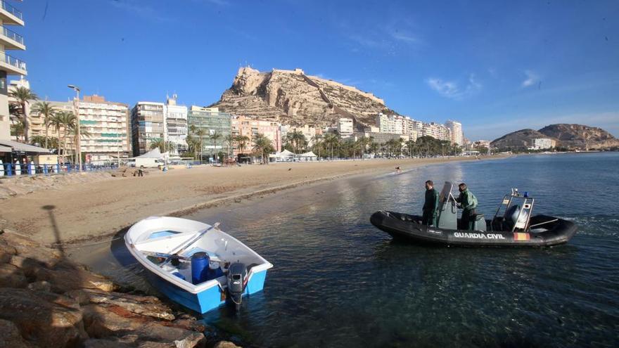 La Guardia Civil llega hasta la patera