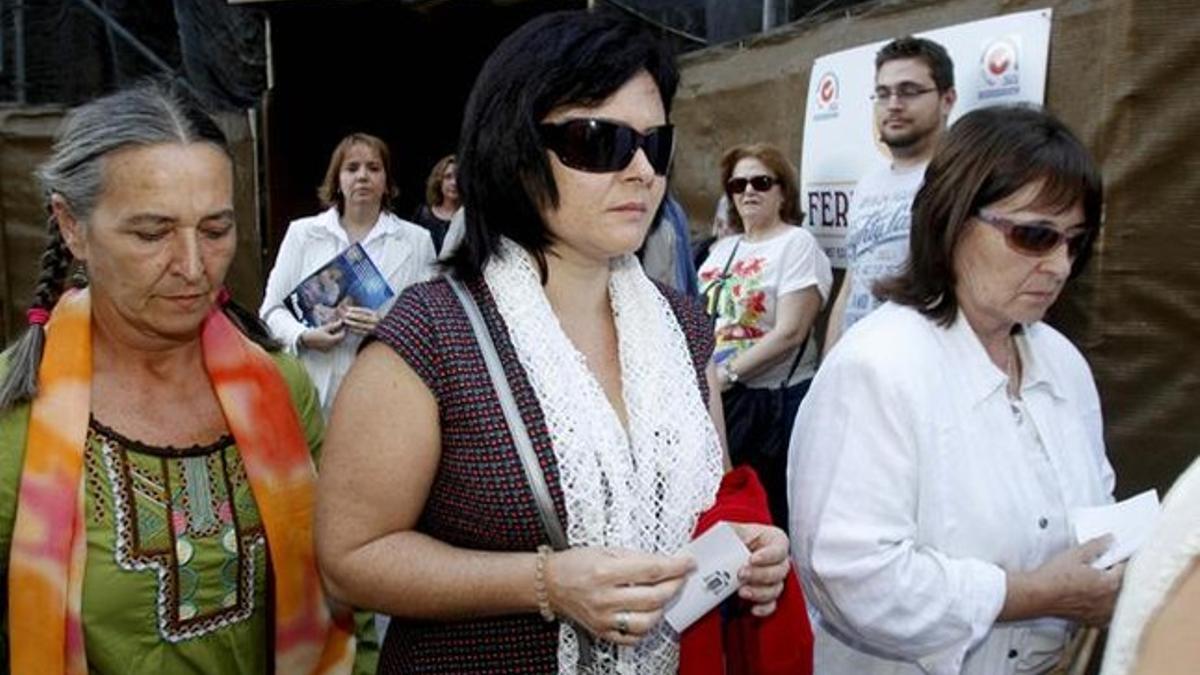 Ruth Ortiz, con otros familiares, en la misa funeral por sus hijos, en Córdoba.