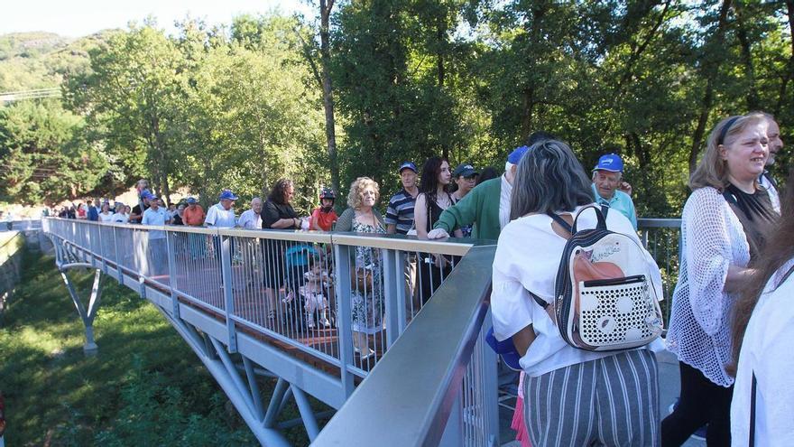 La Xunta salda en Ourense una vieja demanda vecinal con una nueva pasarela peatonal en Cudeiro