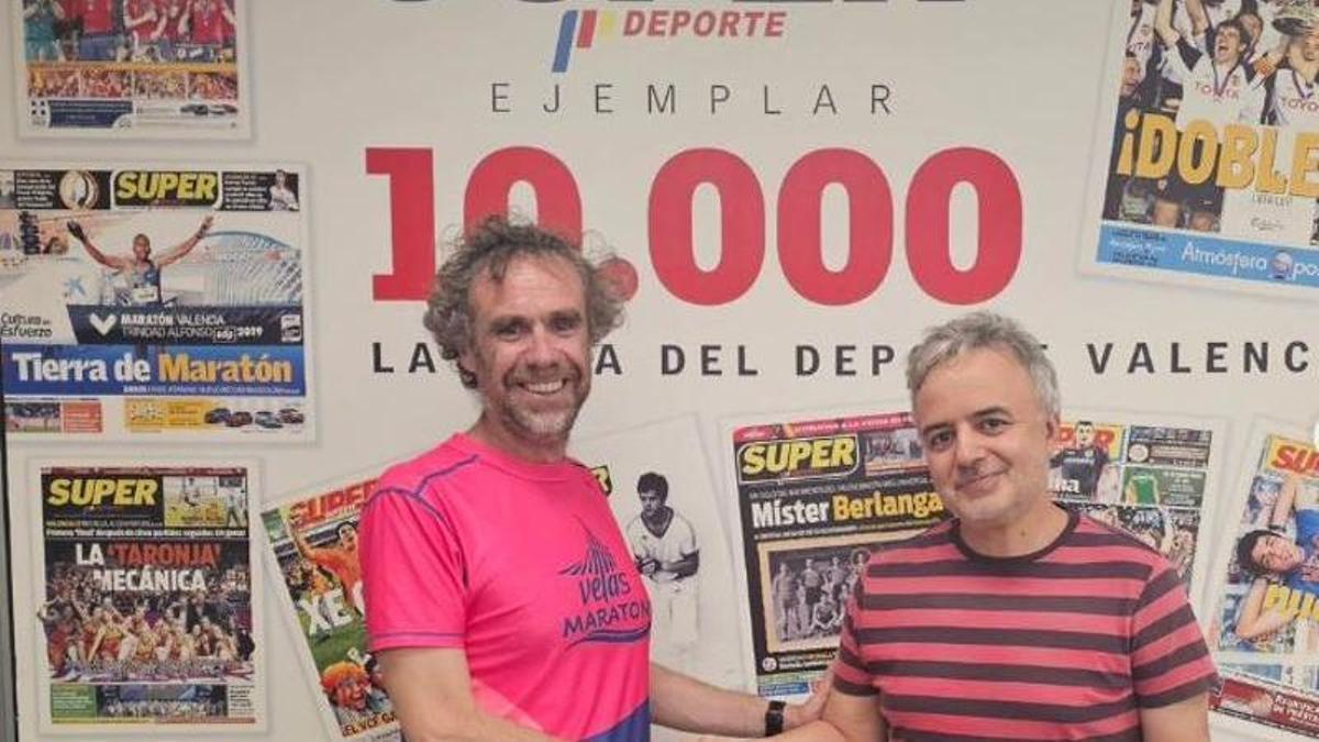 (De izq. a der.) Luis Velasco de Velas Maratón con Vicent Chilet, Jefe de Información de SUPERDEPORTE