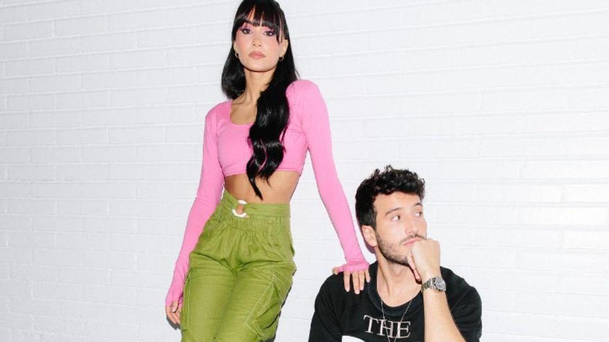 El beso de Aitana y Sebastián Yatra en una discoteca que confirma su relación