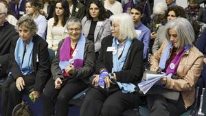 Activistas suizas de la plataforma Klima Seniorinnen celebran en Estrasburgo el fallo del Tribunal Europeo de Derechos Humanos.