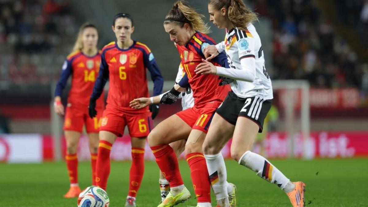 Alexia lucha un balón con Linder