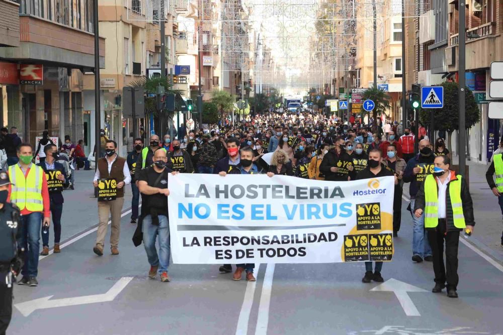 Hosteleros colapsan el centro de Lorca reclamando la apertura de sus negocios