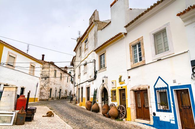 Calle en el casco antiguo de Estremoz, Portugal.