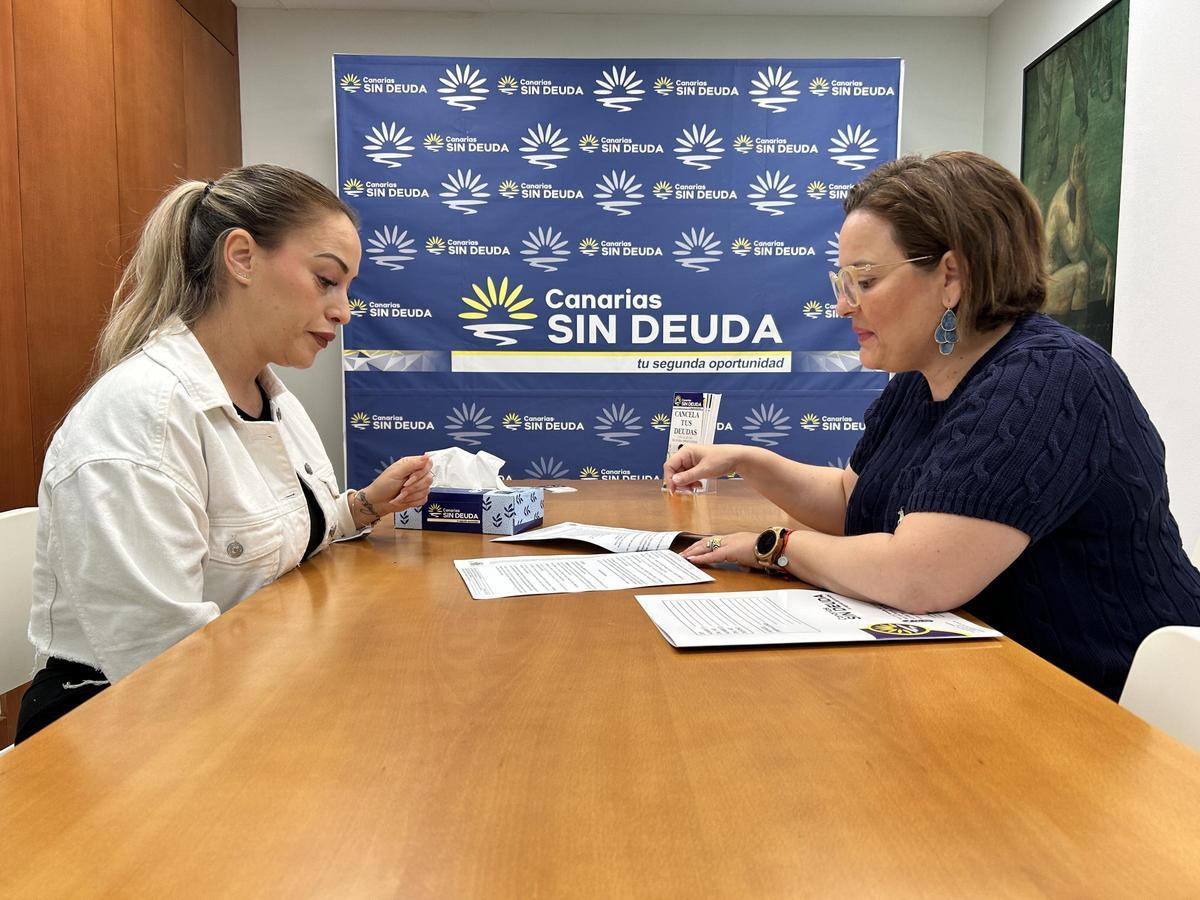 Clienta de Canarias Sin Deuda es informada de la Cancelación de Deuda