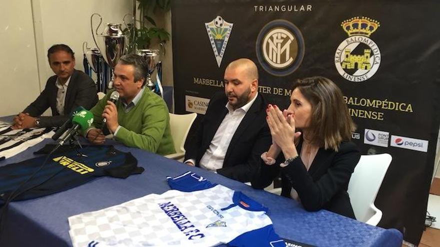 El Marbella FC presentó el martes el Trofeo Casino Marbella que reunirá el próximo 3 de enero en el Estadio Municipal de La Línea al conjunto marbellí junto al Inter de Milán y la Balompédica Linense. Este trofeo se disputará en formato triangular en el que se jugarán tres partidos de 45 minutos. A las 18:00 horas arrancará el torneo con el enfrentamiento entre la Balompédica Linense y el Marbella FC. El perdedor de este duelo jugará a partir de las 19:00 horas contra el Inter de Milán, mientras que ganador se medirá a los italianos desde las 20:00 horas.