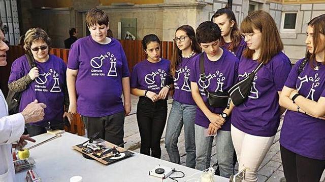 Experiències científiques a peu de carrer, a l'entorn de la seu de la Generalitat, ahir a Girona.